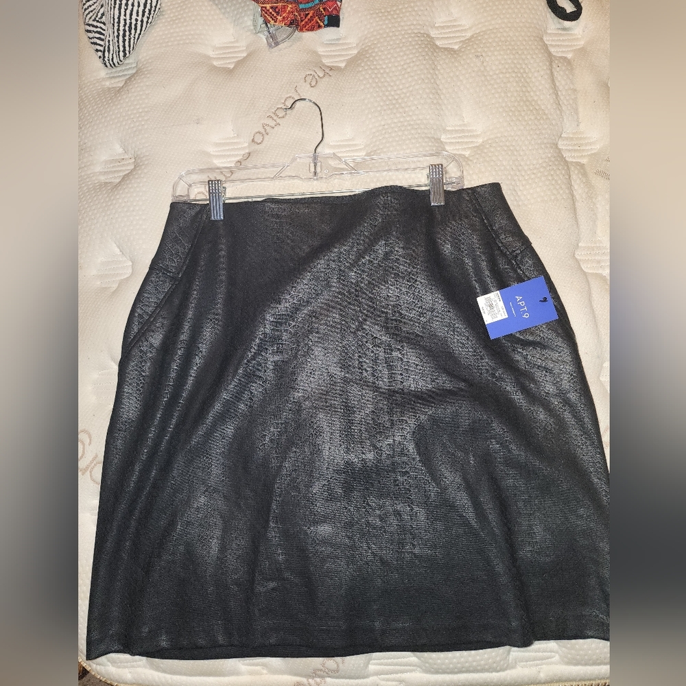 Black snake print above the knee skirt, with stretchy waistband.